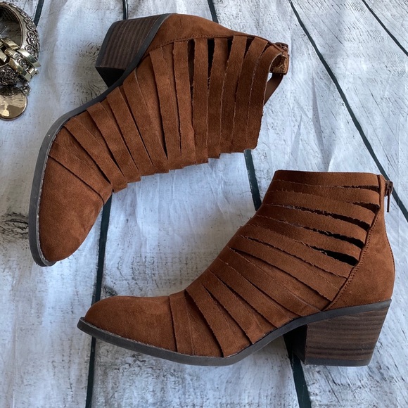 Carlos by Carlos Santana Cutout Vanna Ankle Booties, Size 7.5 - Picture 3 of 9